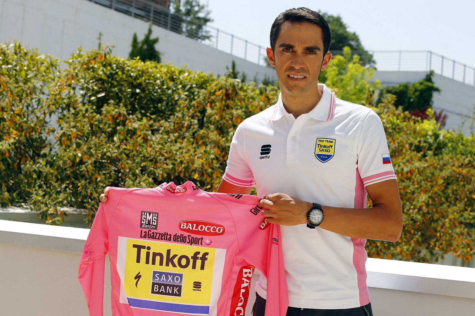 Alberto Contador posa con el maillot de líder del Giro de Italia 2015 durante la jornada de descanso.
