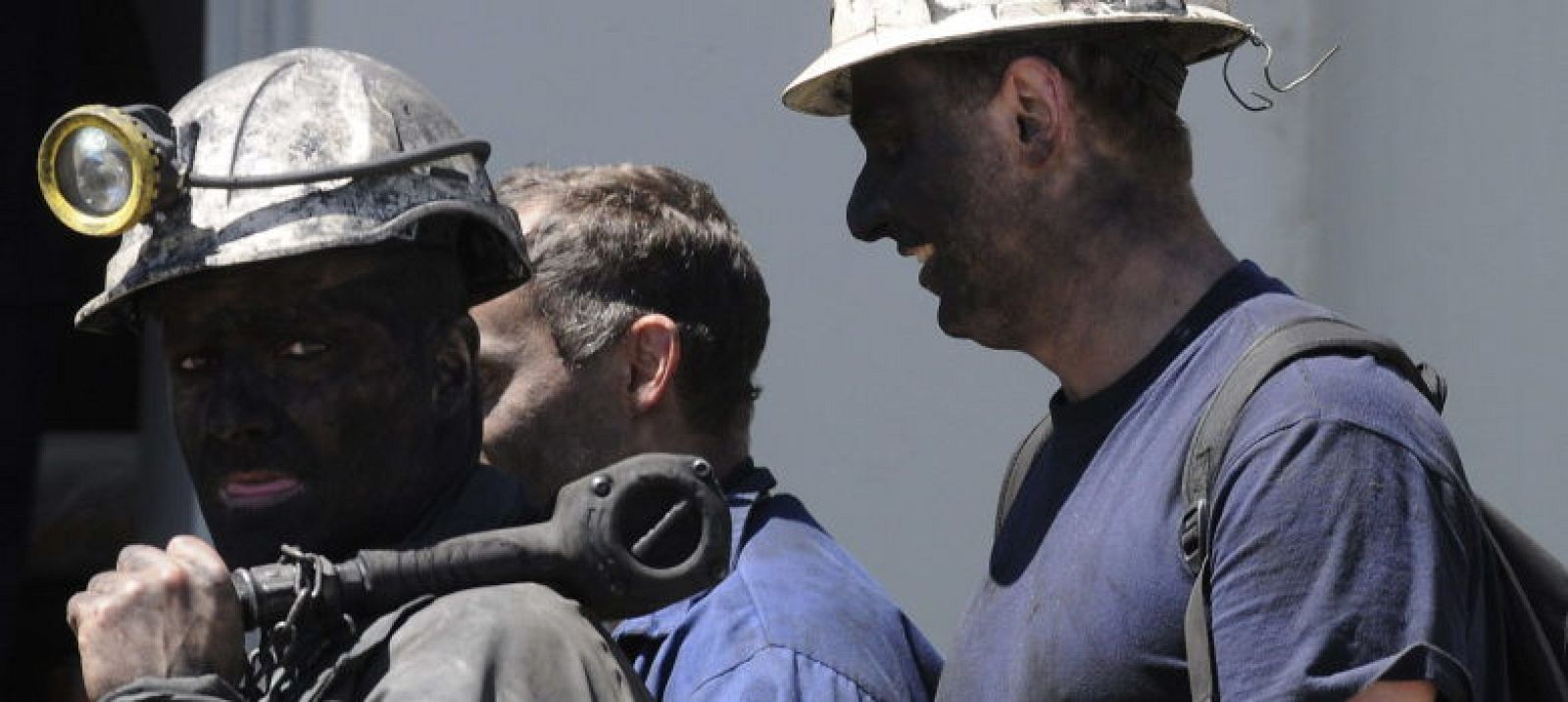 Varios mineros a la salida del trabajo