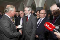 Carlos de Inglaterra y Gerry Adams se dan un histórico apretón de manos