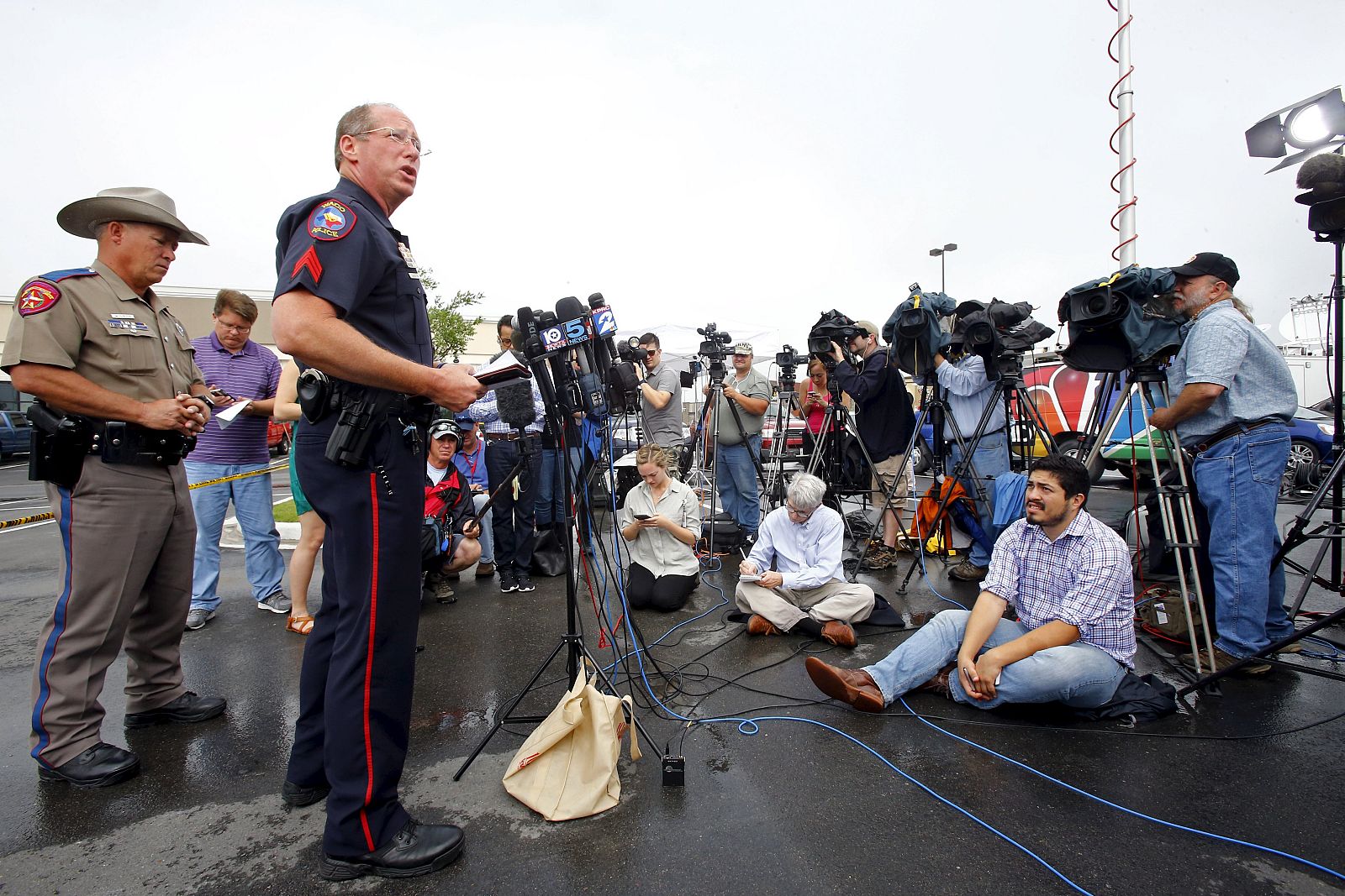 El sargento Patrick Swanton de la policía de Waco Police durante una rueda de prensa