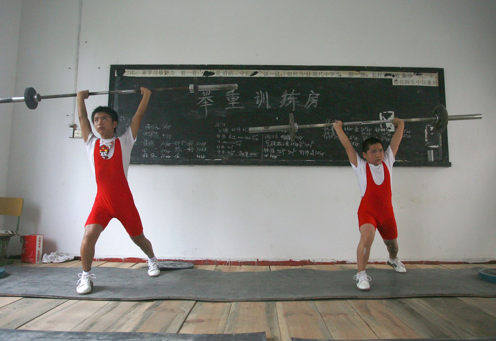 Estudiantes chinos practicando Halterofilia