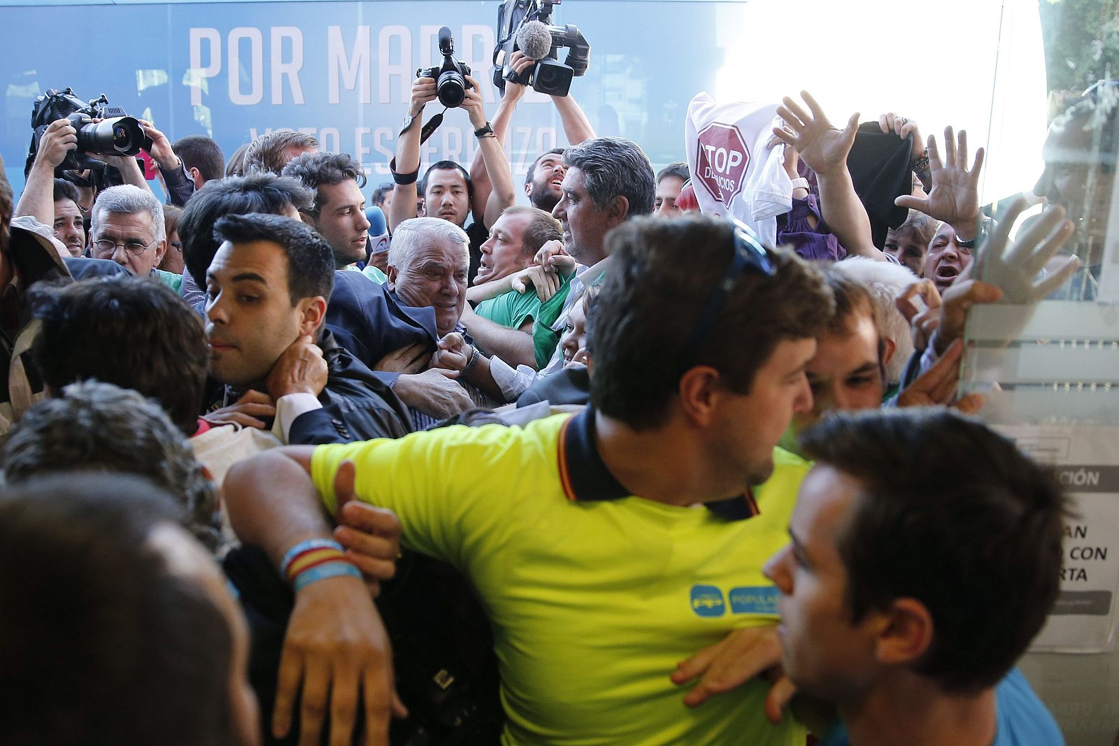 Un centenar de activistas antidesahucios intentan reventar un mitin de Esperanza Aguirre