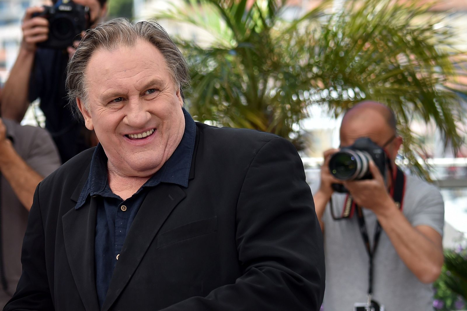 El actor Gerard Depardie posa en la presentación de la película 'Valley of love" en Cannes 2015