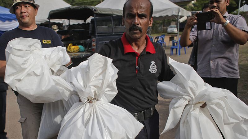 Malasia encuentra 139 fosas comunes en los campos de los traficantes de personas