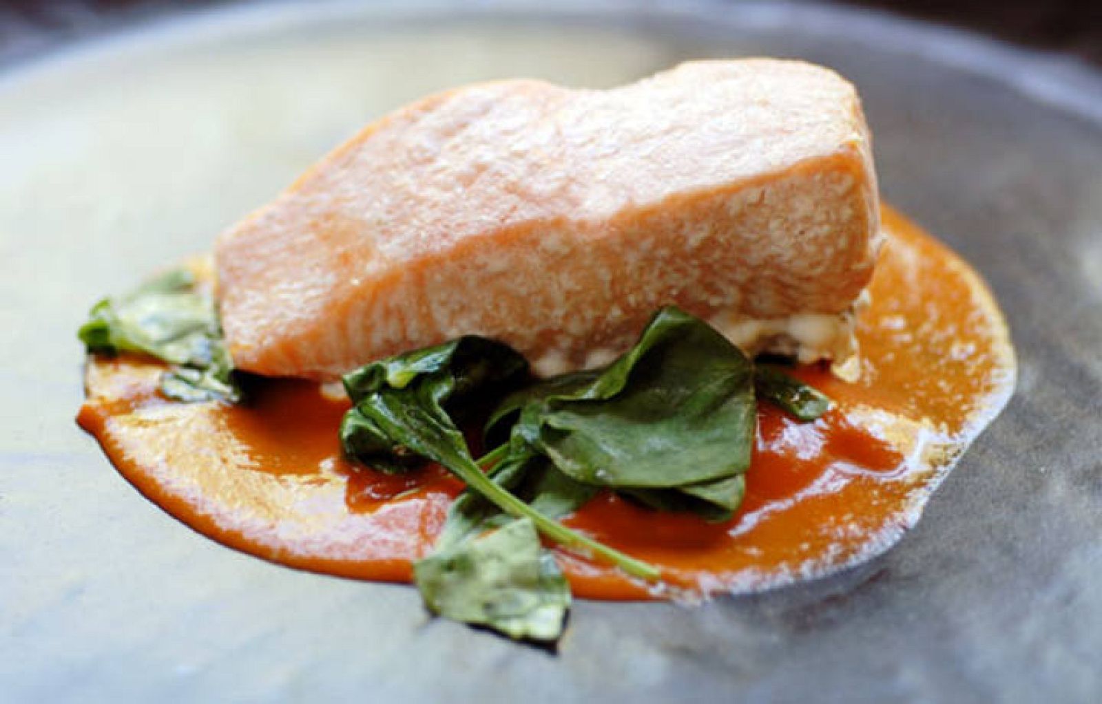 El salmón asado o cocido es rico en vitamina D.