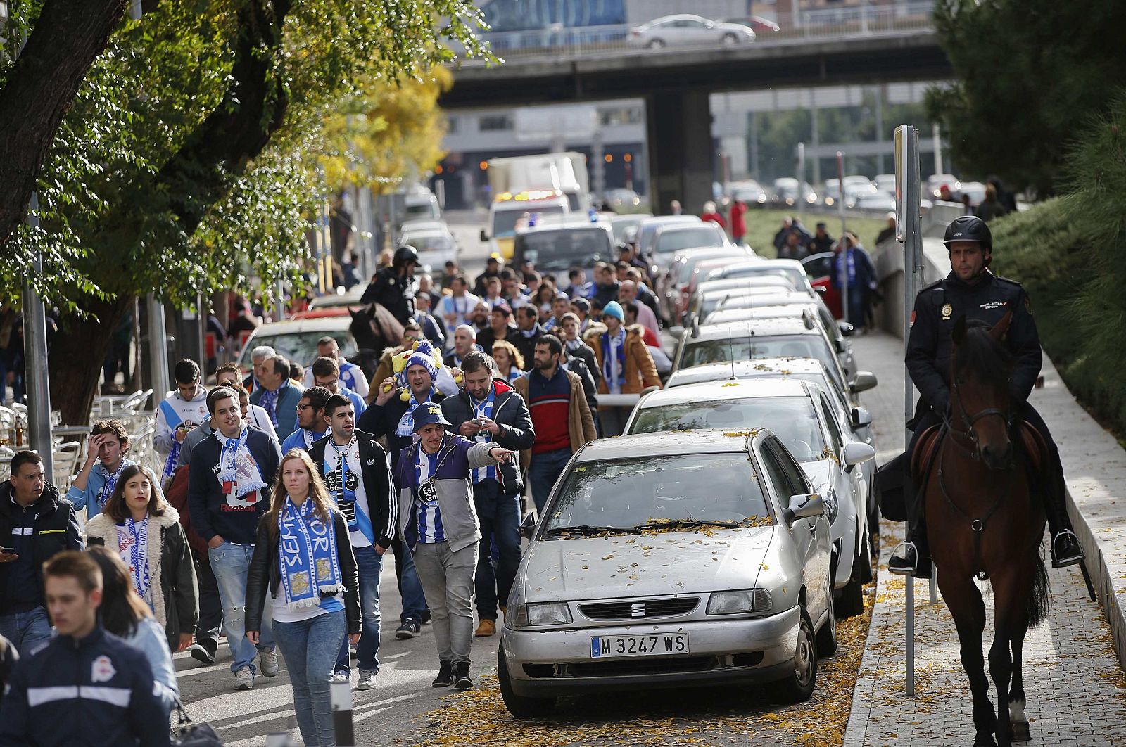 La Policía conduce a los aficionados del Deportivo hasta el Vicente Calderón