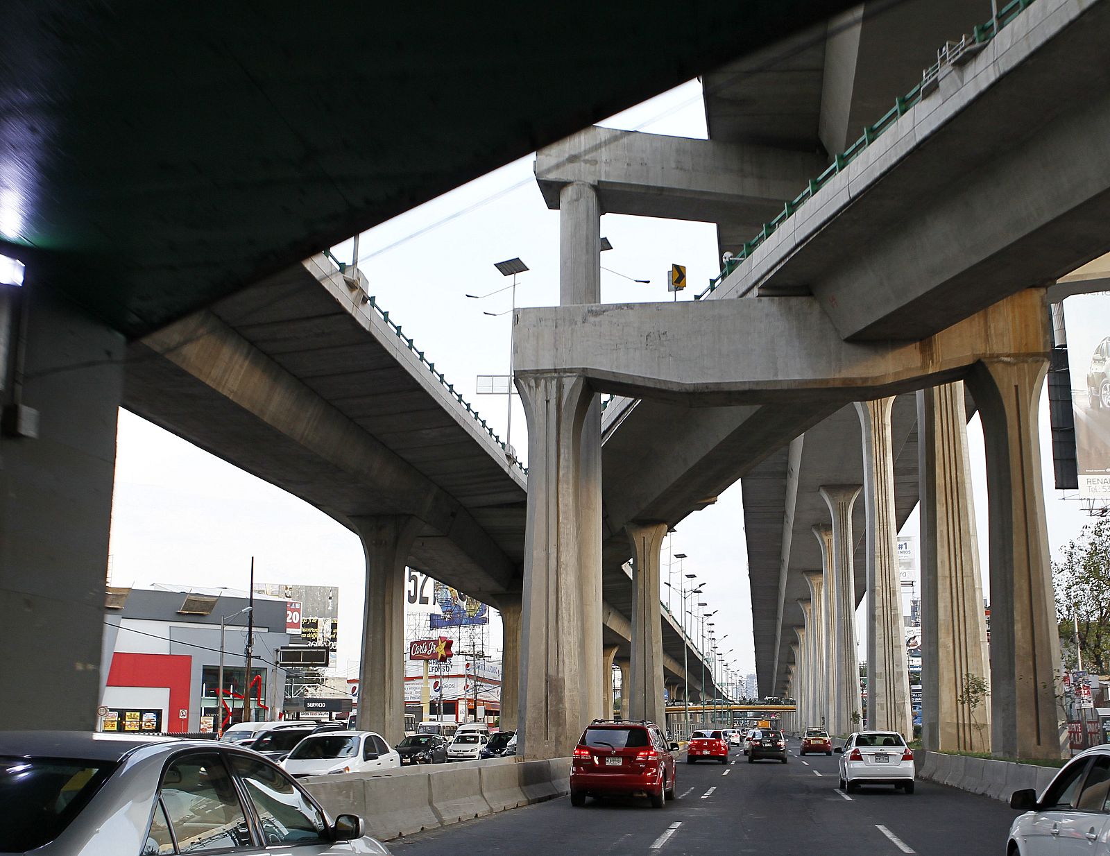 Fotografía de un tramo del Viaducto Bicentenario, controlado por la empresa OHL México