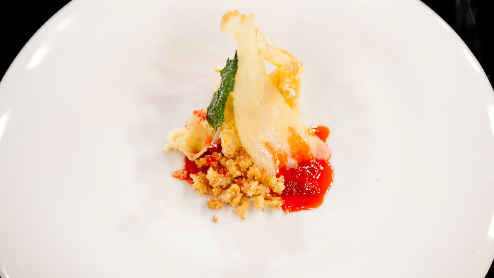 Helado de fresas con merengue, compota de fresa y bizcocho de sifón