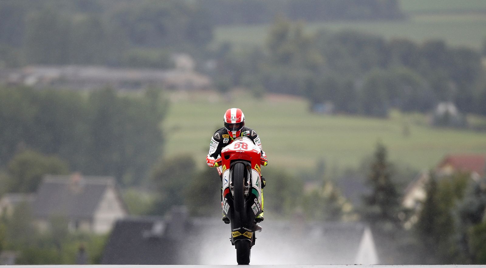 Marco Simoncelli encara la meta del GP de Alemania de 250cc