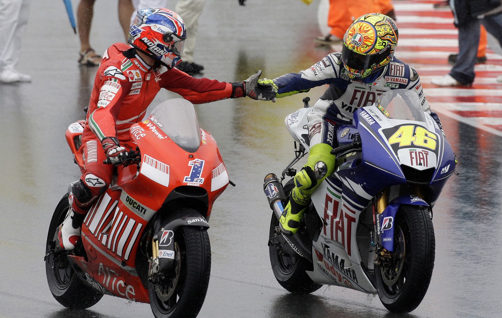 Casey Stoner saluda a Rossi después de ganar en Alemania