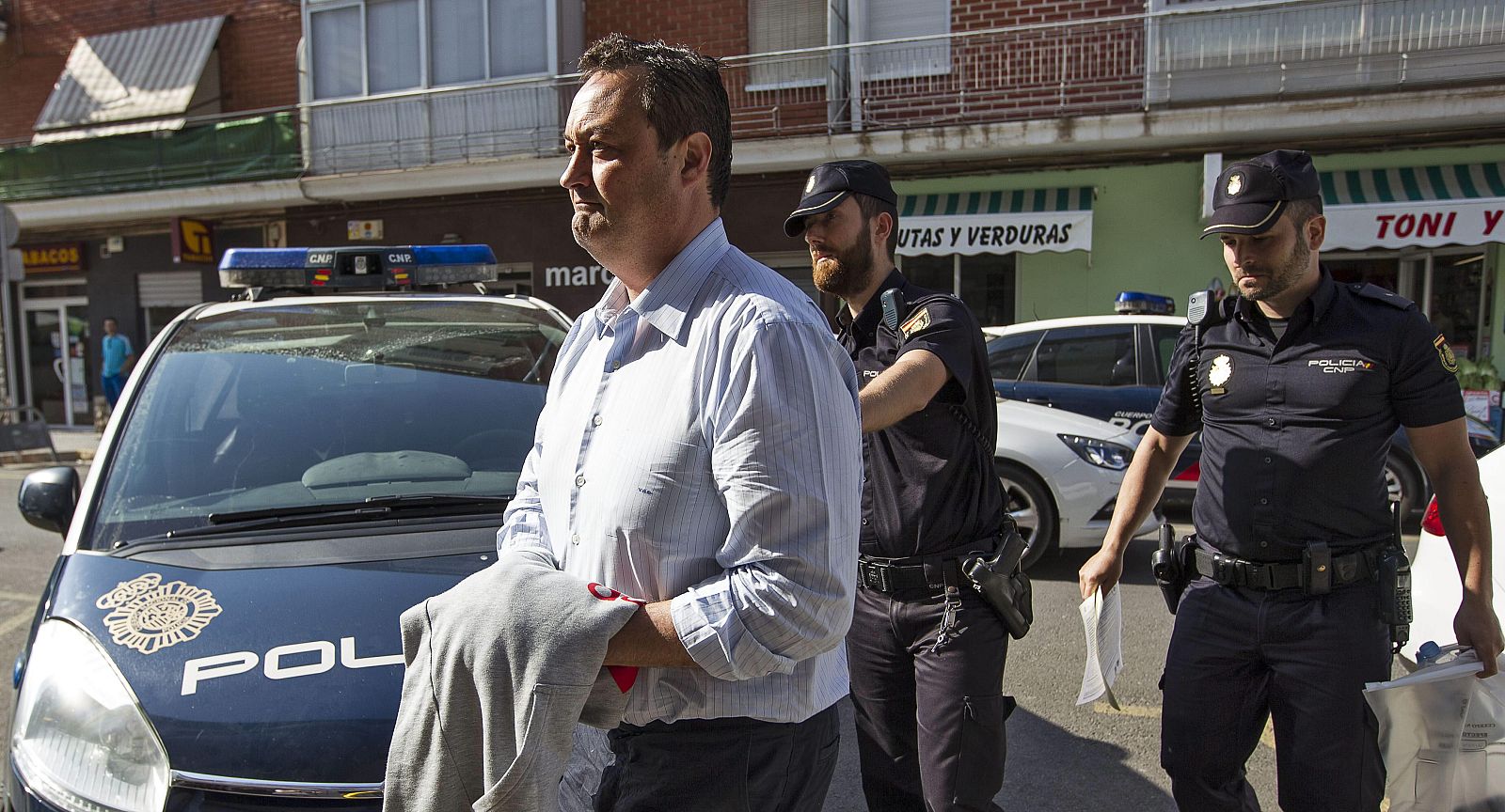 El empresario Vicente Huerta (i), a su llegada esta mañana a los juzgados de Sagunto