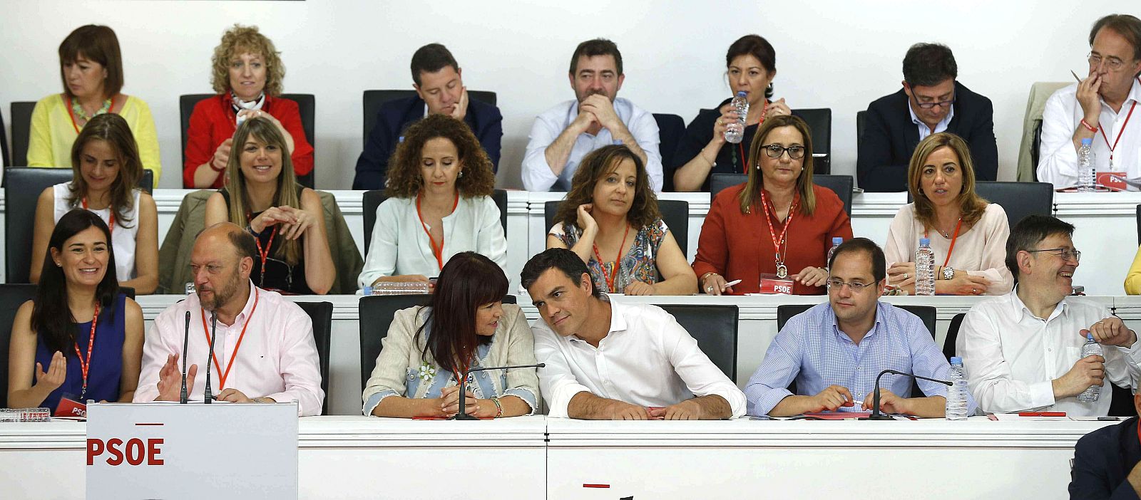 El secretario general del PSOE, Pedro Sánchez (primera fila-3d), junto a la presidenta del partido, Micaela Navarro (primera fila-3i) y el secretario de Organización y Acción Electoral, César Luena (primera fila-2d), entre otros, durante la reunión d
