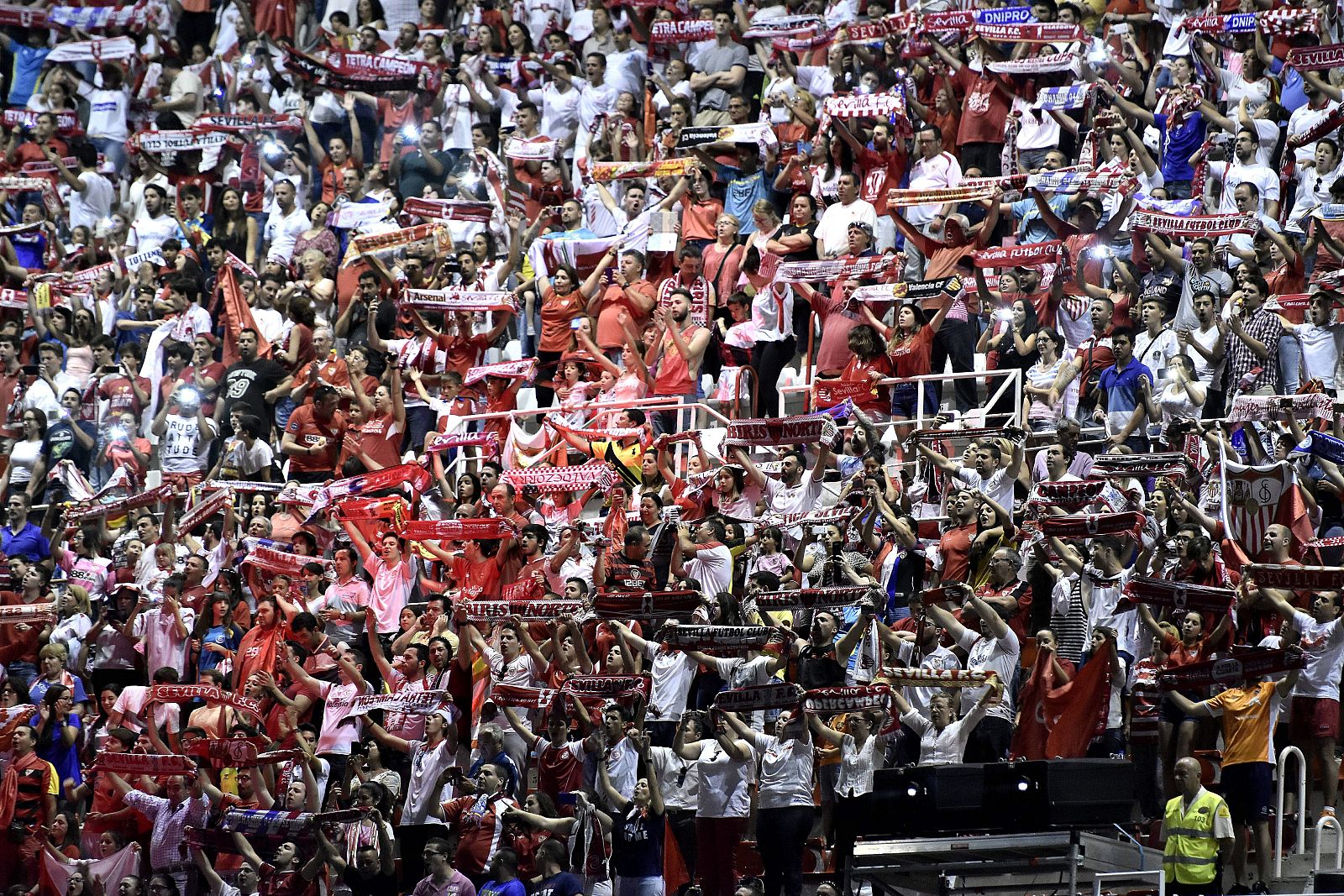 EL FIN DE FIESTA DEL TETRACAMPEÓN LLENÓ A REBOSAR EL SÁNCHEZ PIZJUÁN