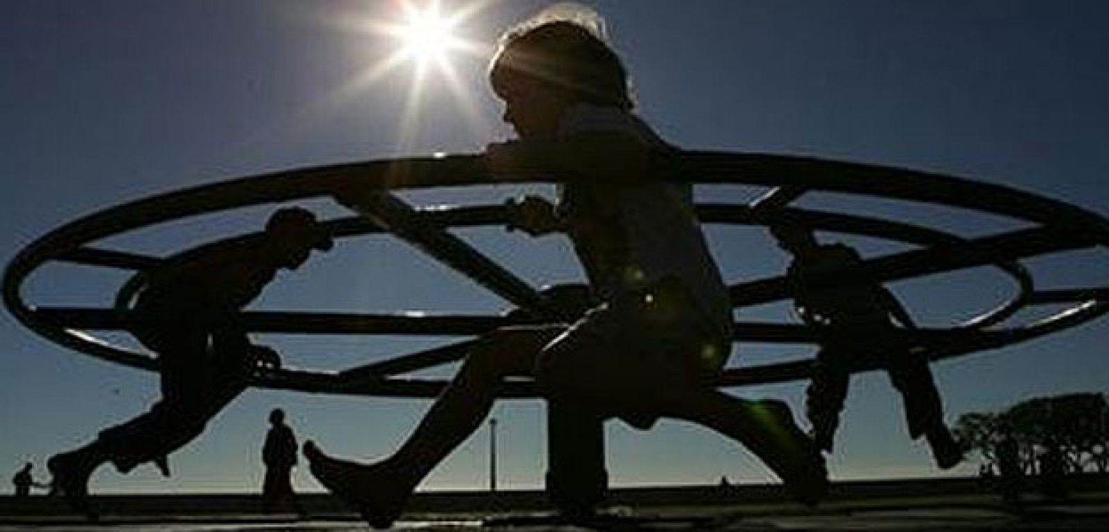 Unos niños juegan en un parque en una foto de archivo