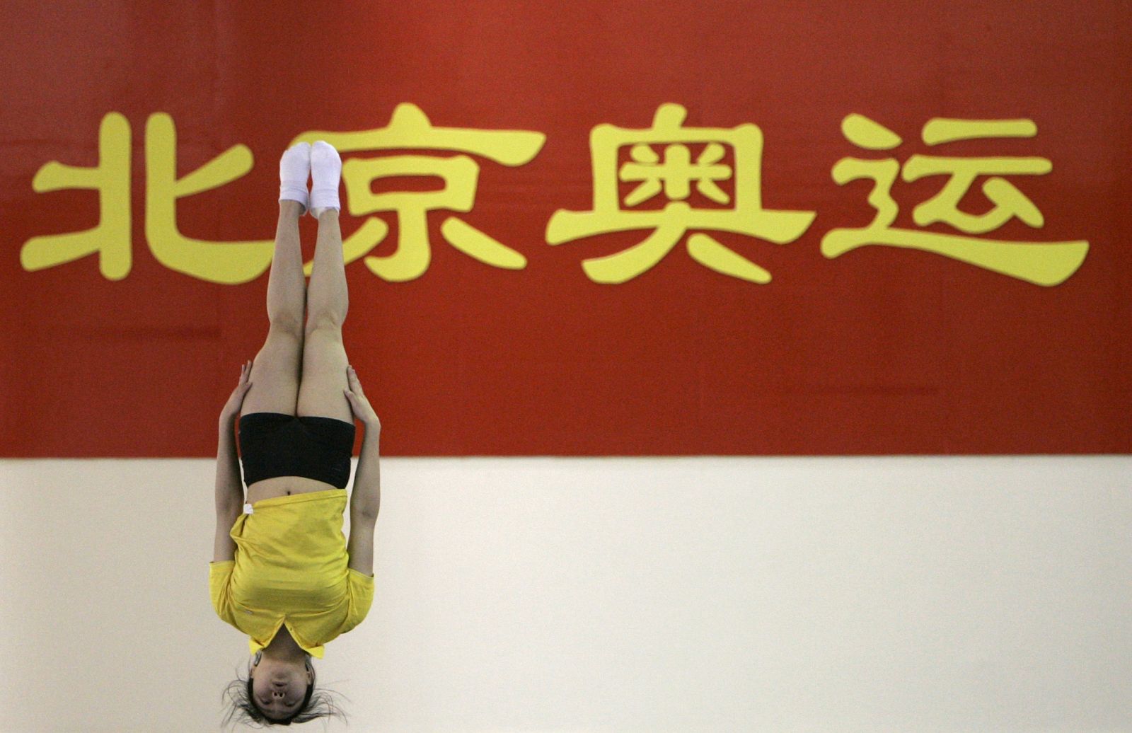 Una atleta China practica un salto desde el trampolín en una sesión de entrenamiento.