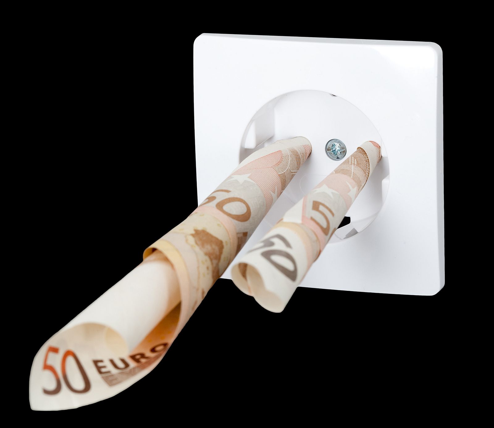 Billetes en un enchufe