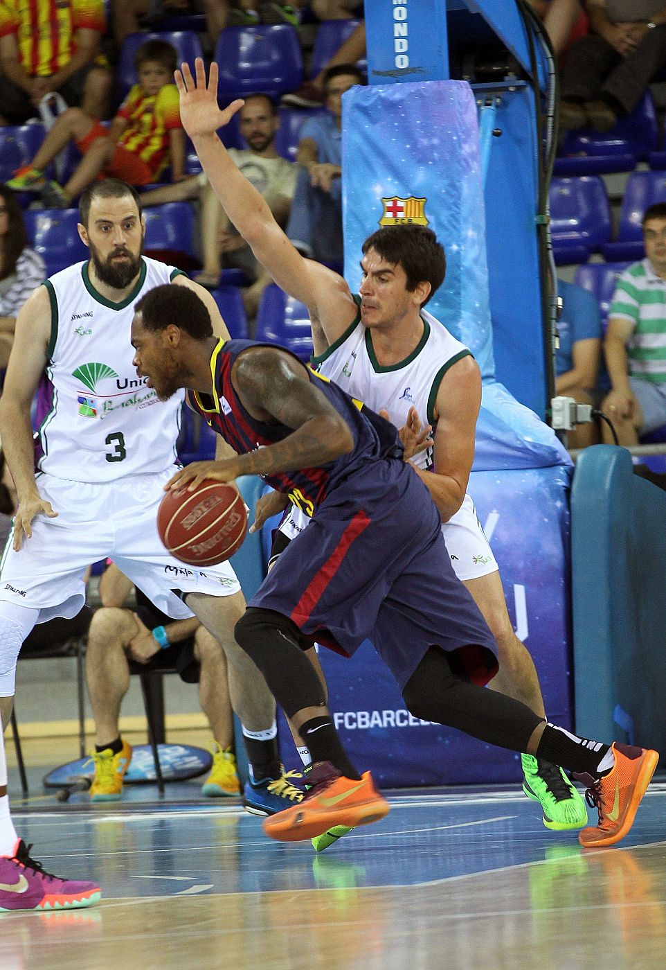 DeShaun Thomas (c) avanza con el balón ante la defensa de Carlos Suárez y Germán Gabriel (i), del Unicaja.