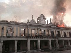 Los bomberos extinguen un incendio en el salón de plenos de Brunete