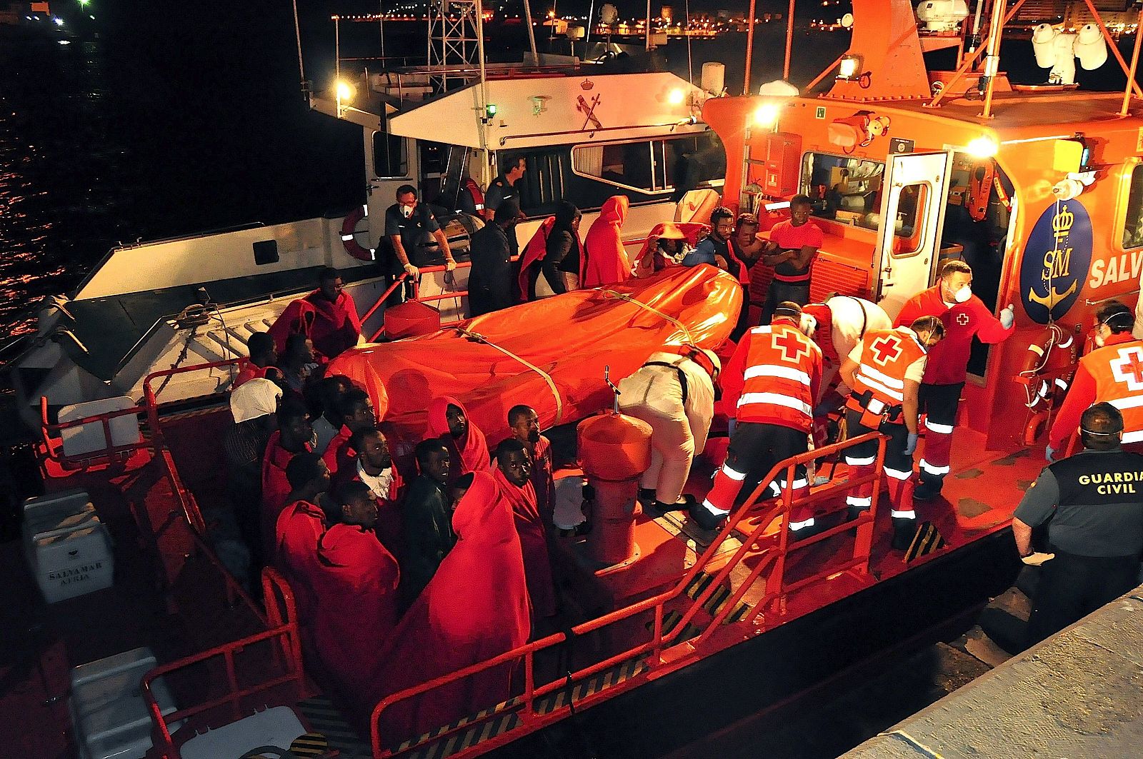 TRASLADAN A CEUTA UNA PATERA CON 51 INMIGRANTES RESCATADA POR UN MERCANTE