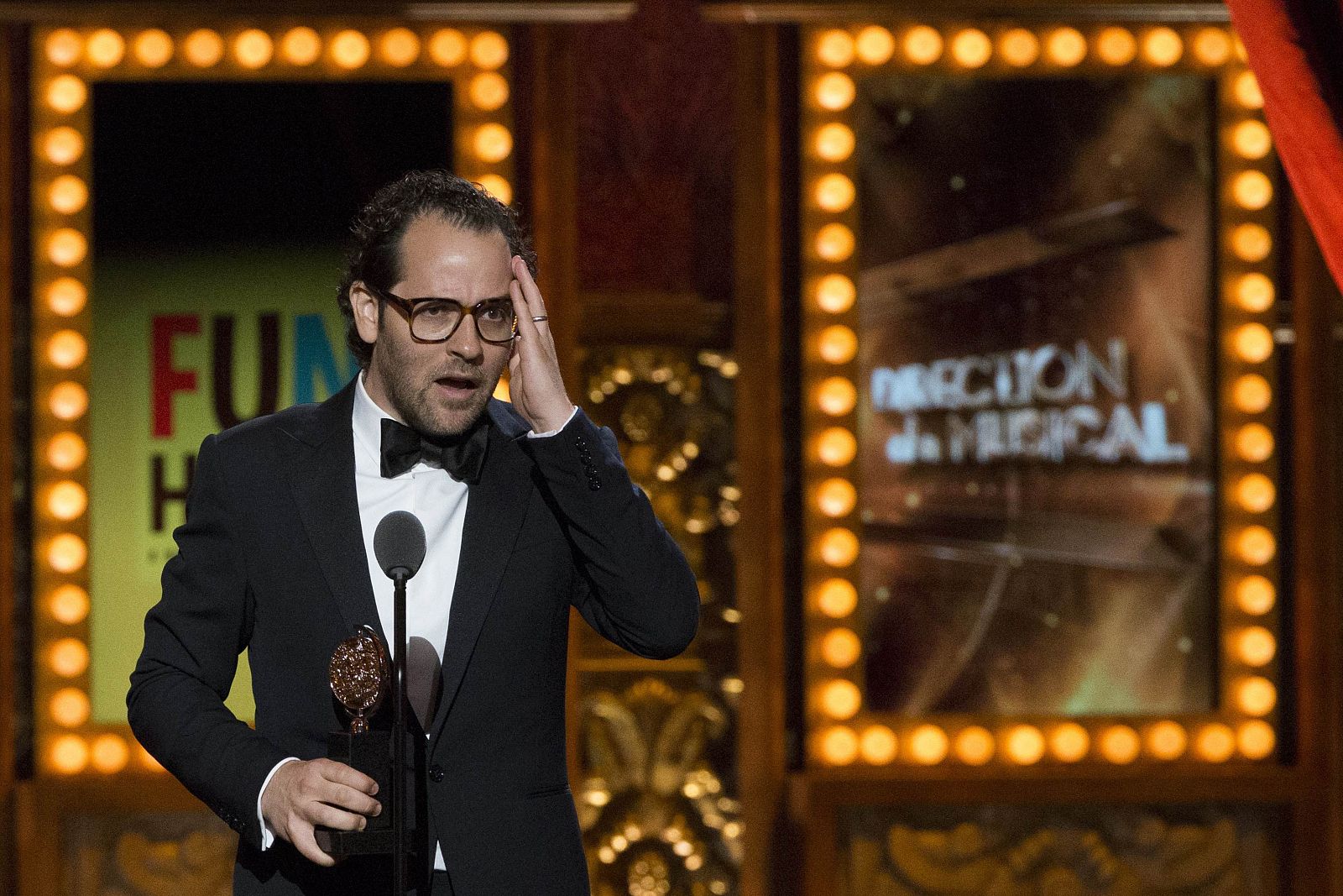 El director Sam Gold recoge el galardón a mejor dirección de musical por 'Fun Home' en la 96 edición de los premios Tony de teatro en Nueva York.