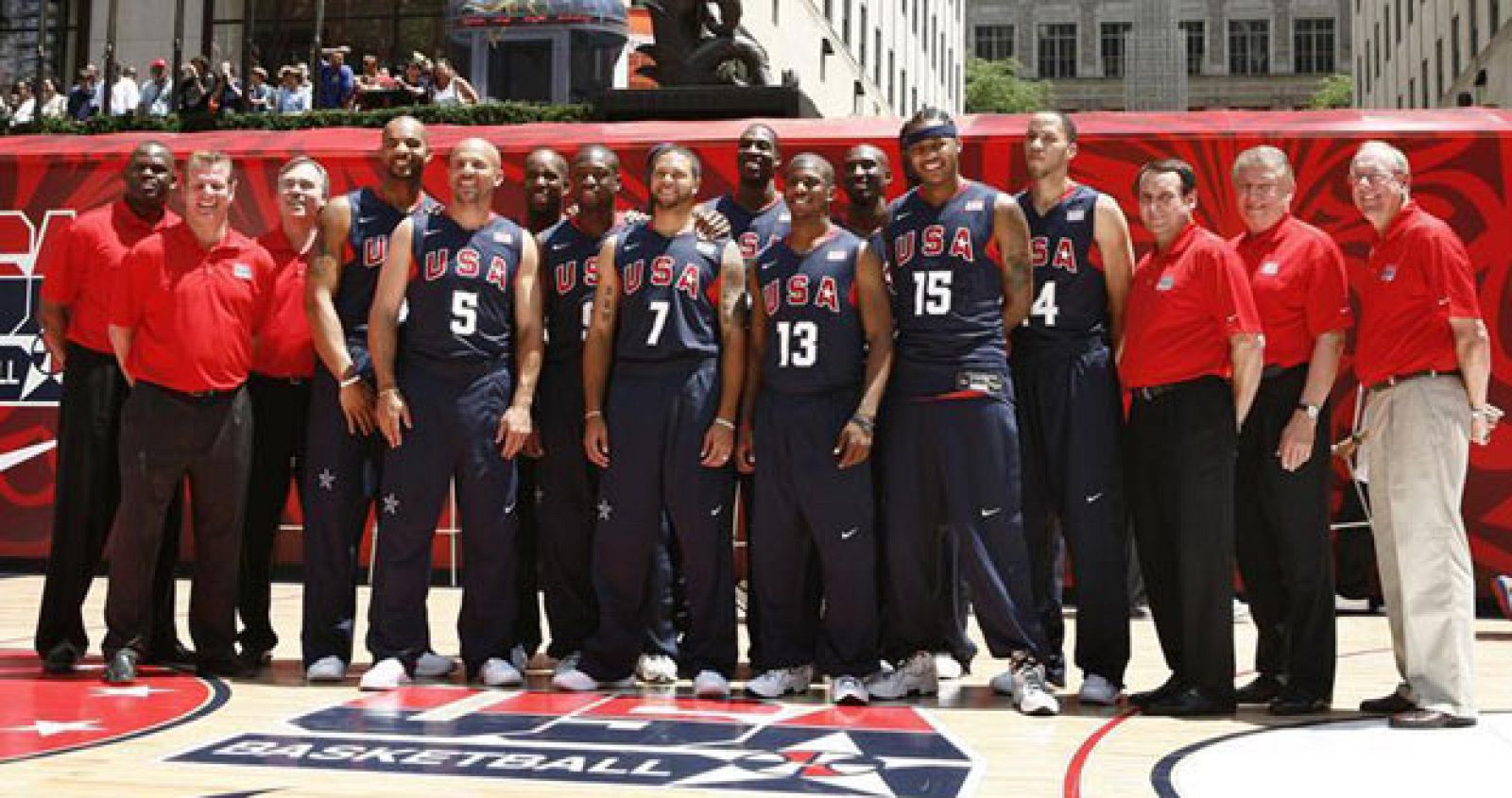 El equipo norteamericano posa en la pista del Rockefeller Center