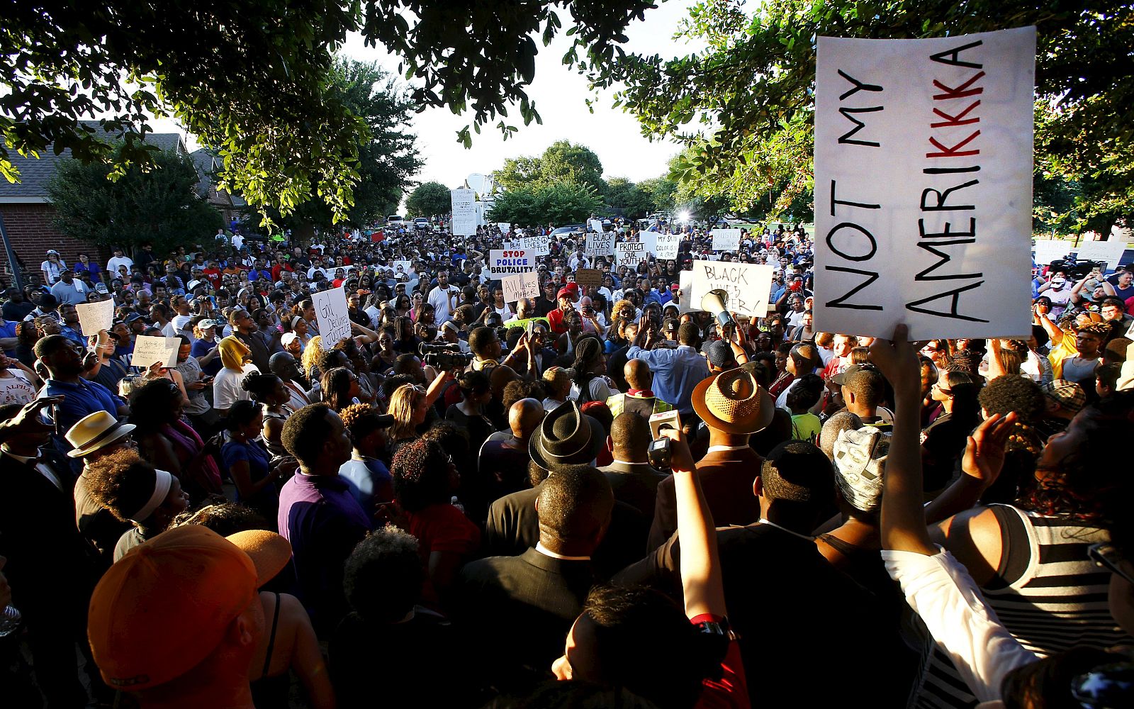 Cientos de personas se manifiestan en McKinney (Texas, Estados Unidos) para protestar contra la brutalidad policial.
