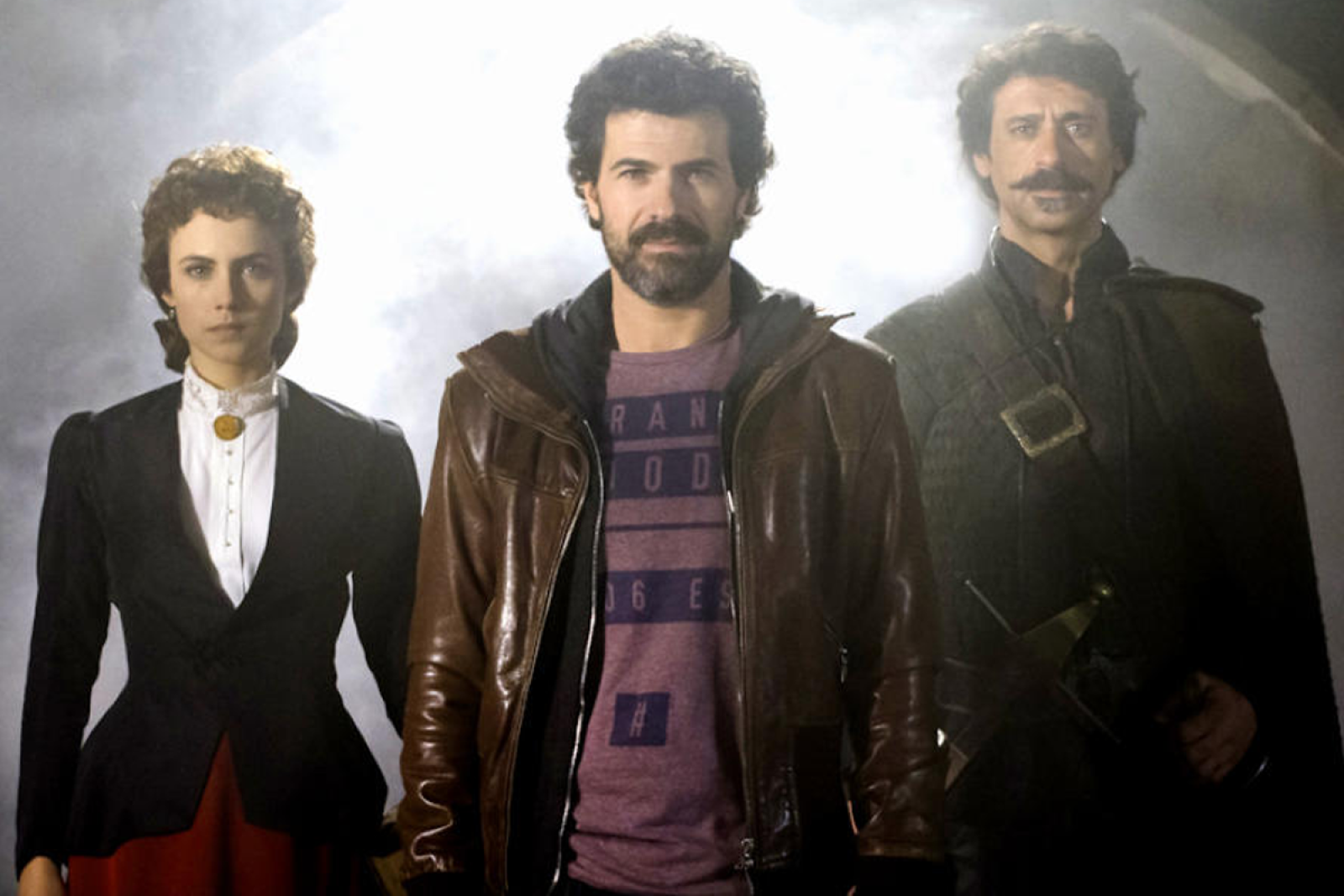 Los funcionarios del 'Ministerio del Tiempo' viajan a través del tiempo a diferentes épocas de la historia española a través de puertas que conectan con diferentes localizaciones y épocas pasadas 