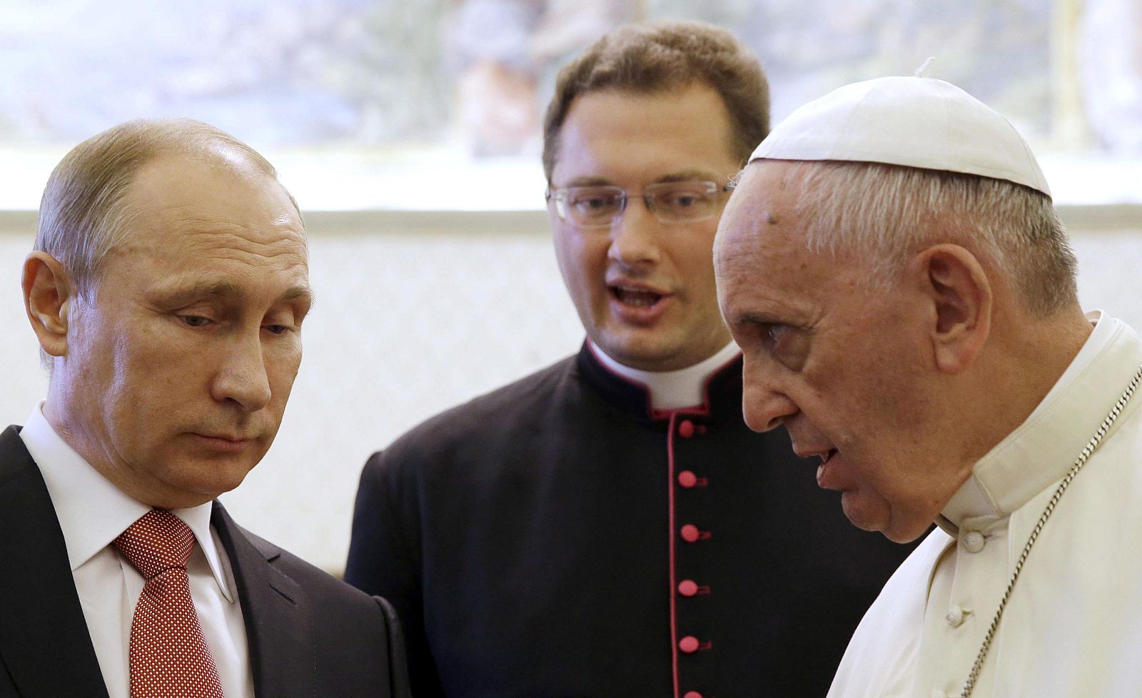 El presidente ruso, Vladímir Putin, intercambia regalos con el papa Francisco