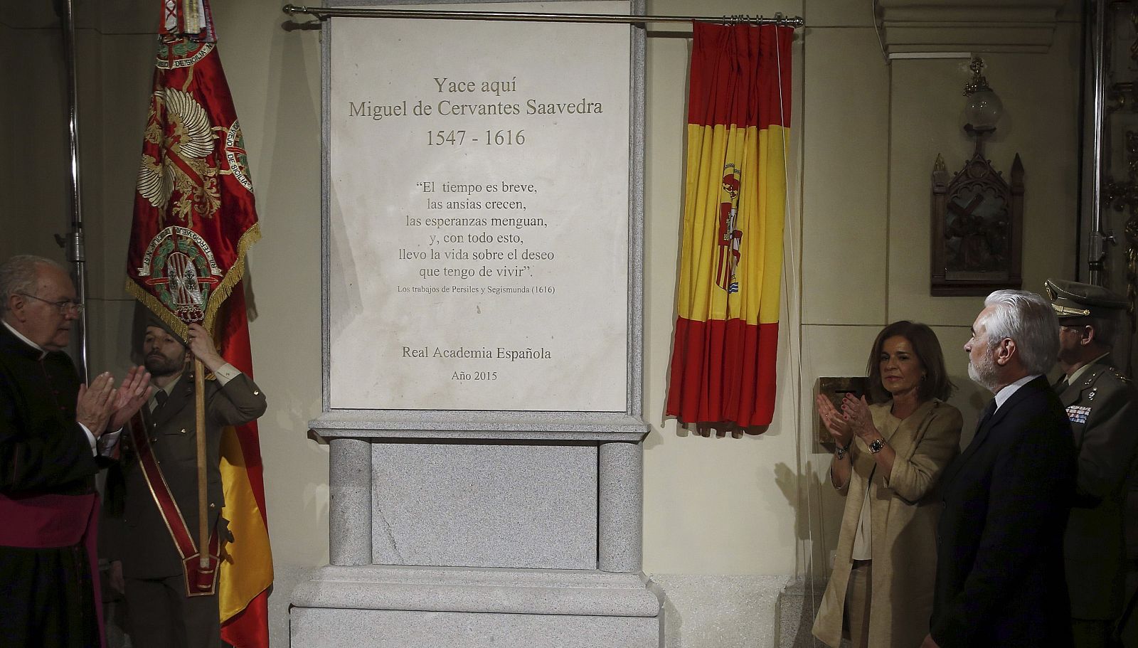 La alcaldesa en funciones de Madrid, Ana Botella, junto al director de la RAE, Darío Villanueva, durante la inauguración del la inauguración hoy del nuevo monumento funerario erigido en honor de Miguel de Cervantes, en el convento de Las Trinitarias.