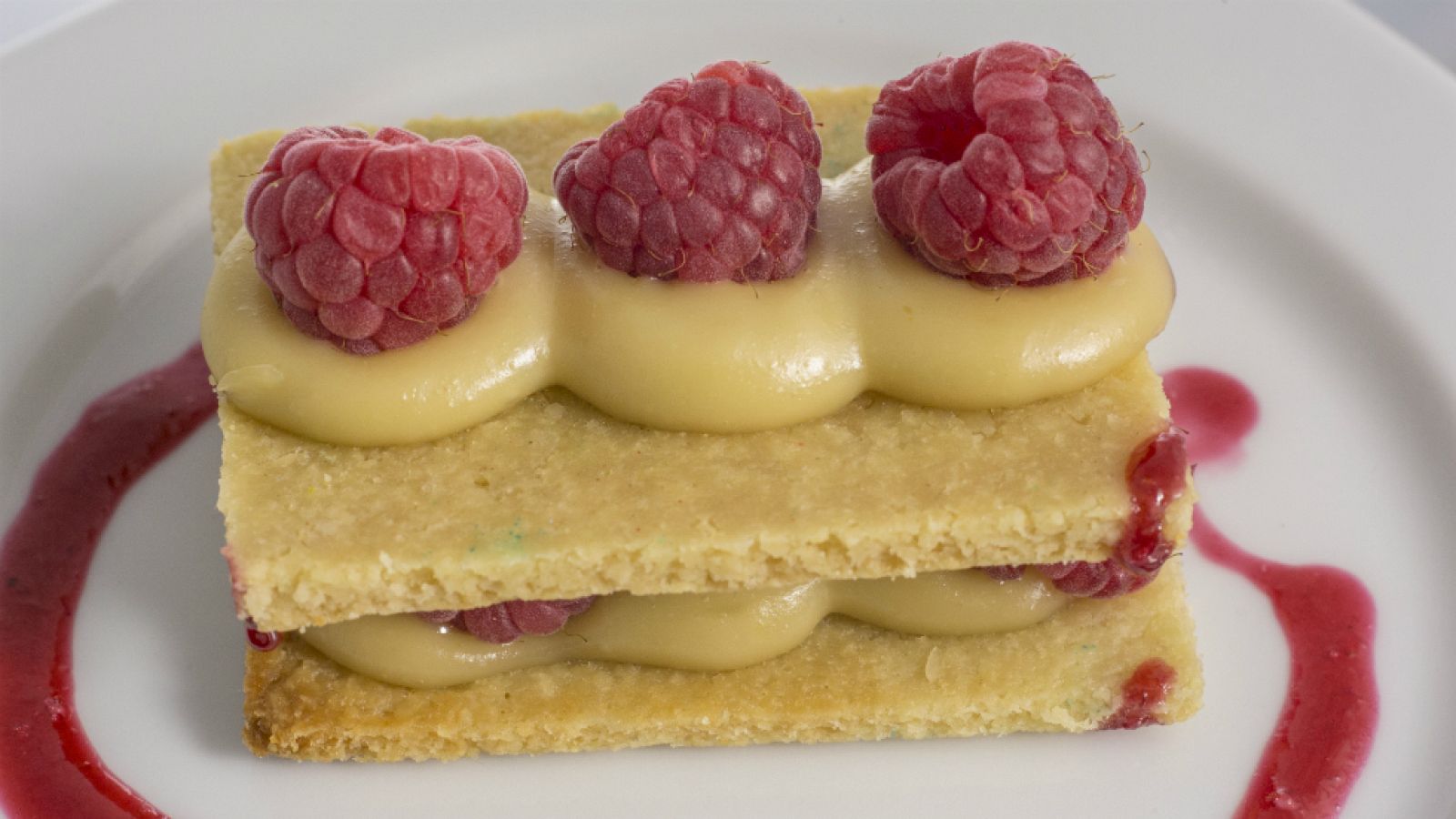 Parfait de almendras y frutos rojos con almendras sable