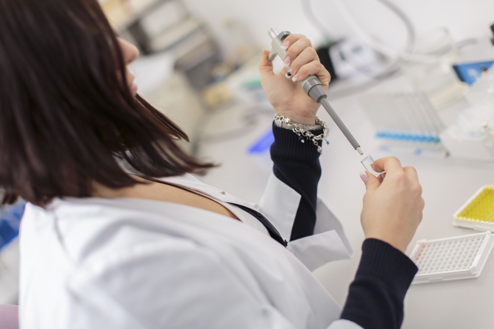 Una investigadora trabajando en un laboratorio.