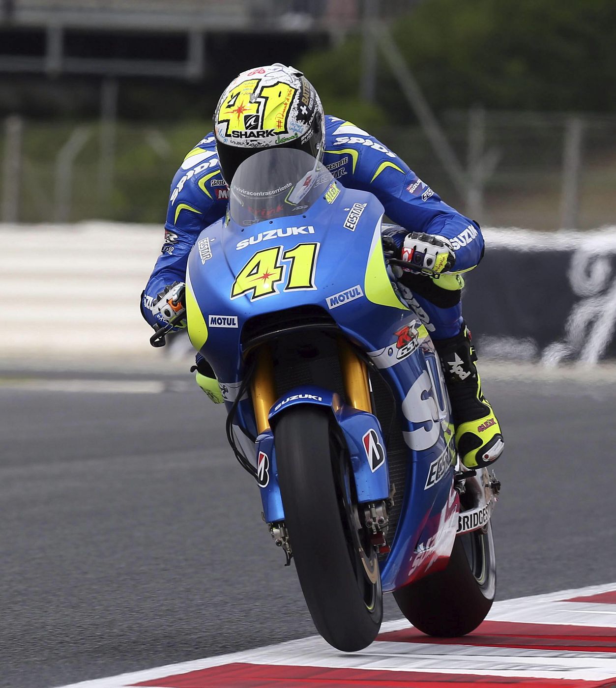 El piloto catalán del equipo Suzuki Ecstar, Aleix Espargaró, durante la primera sesión de entrenamientos libres.