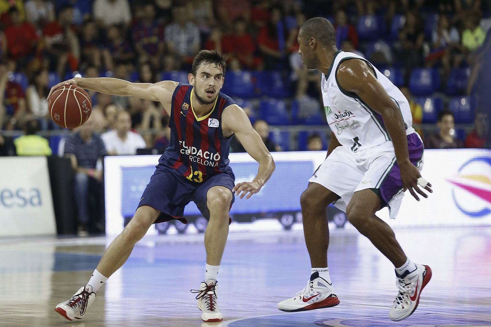 Tomas Storansky (i), intenta superar al base italiano del Unicaja, Jayson Granger (d), durante el segundo partido.