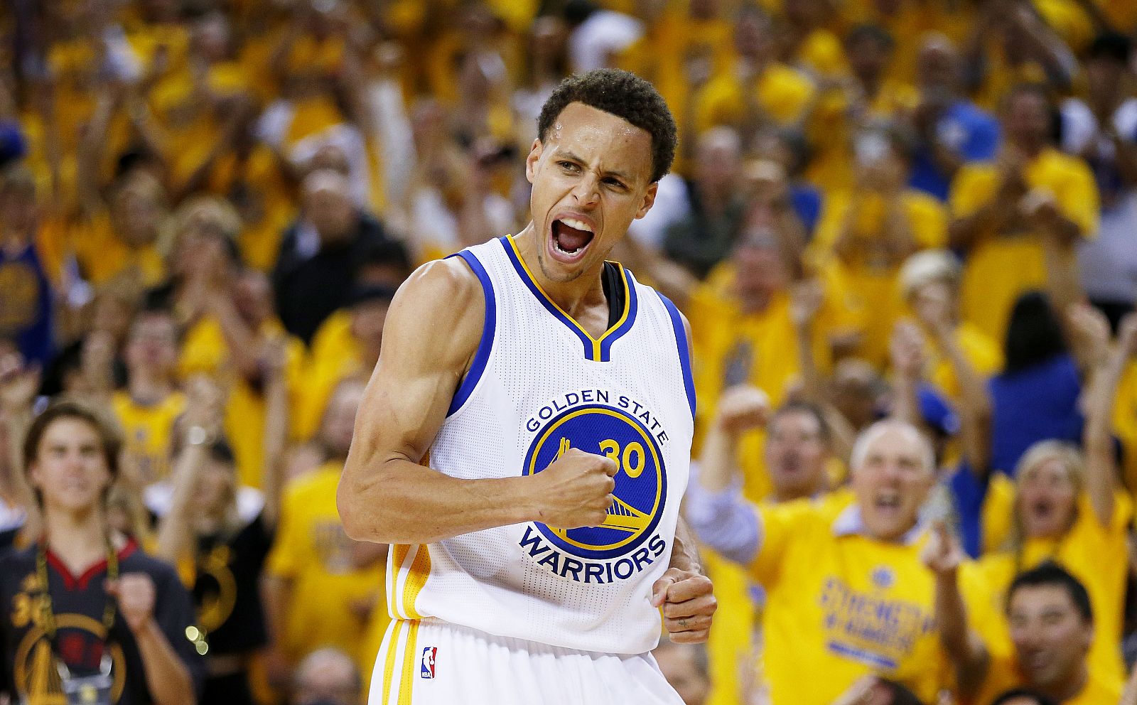 Stephen Curry celebra un punto contra los Cleveland Cavaliers en el quinto partido de las Finales de la NBA