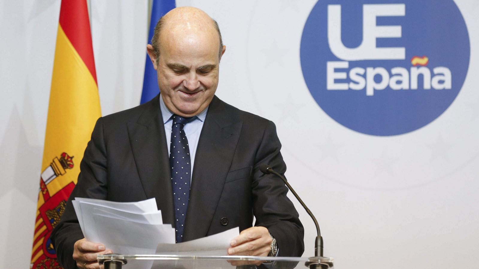 El ministro de Economía, Luis de Guindos, en la rueda de prensa del Ecofin