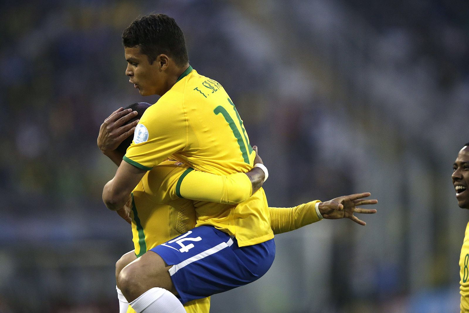 El defensa brasileño Thiago Silva celebra con su compañero Robinho el gol marcado a la selección venezolana, ante la que Brasil logró la clasficación a cuartos de final de la Copa América.