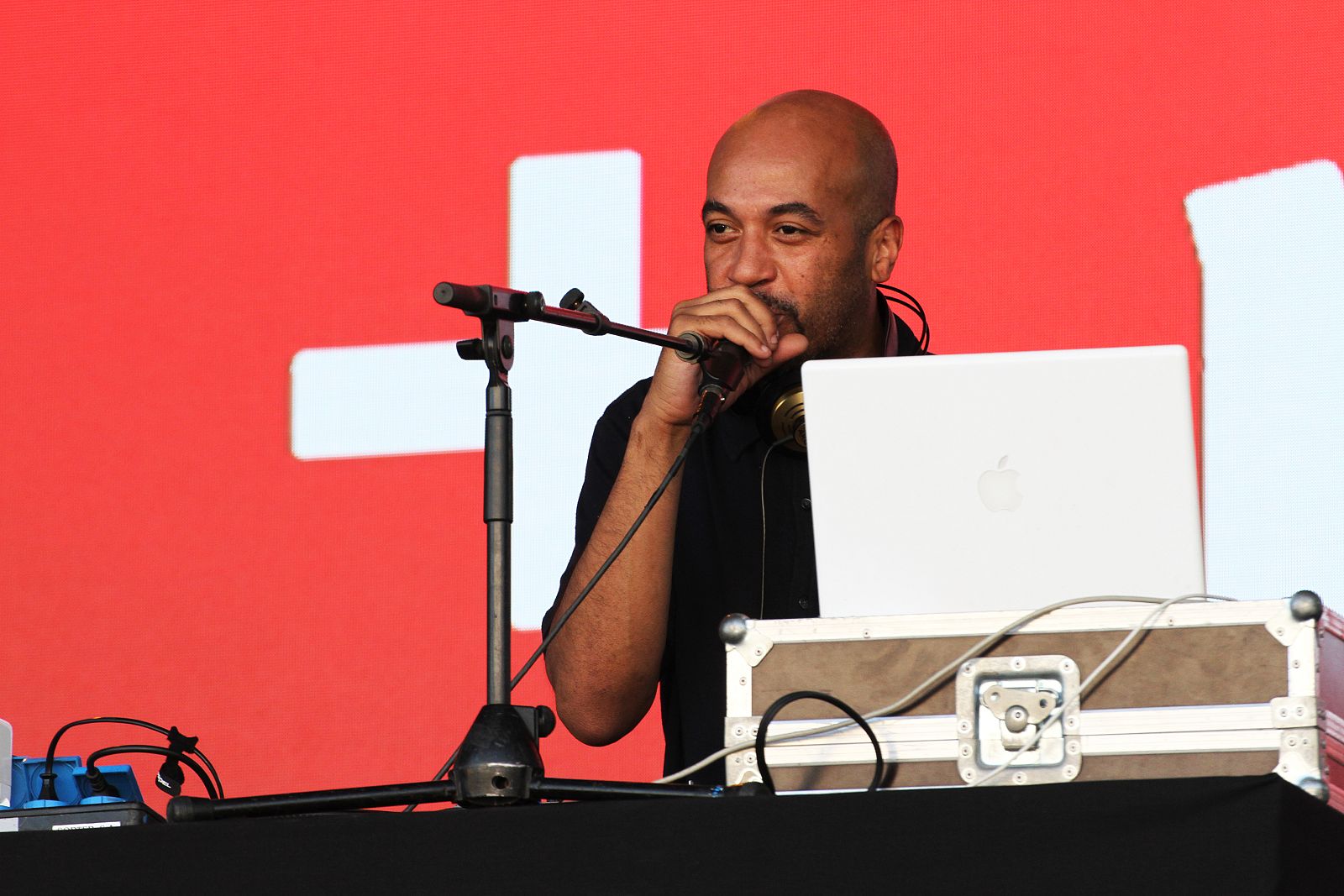 Jota Mayúscula al frente de la fiesta del 17ª aniversario de 'El rimadero'