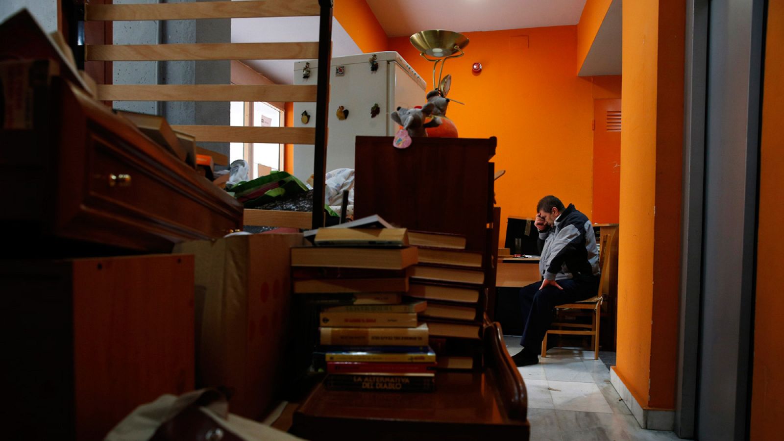 Un hombre, junto a sus enseres domésticos, tras ser desahuciado de su vivienda en Madrid