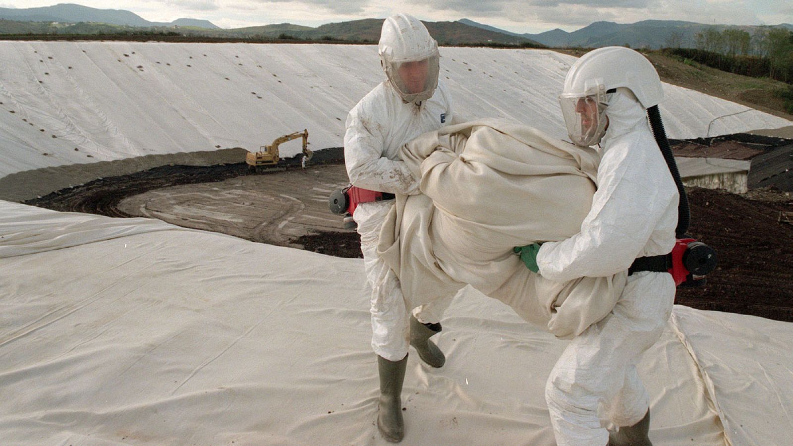Técnicos construyendo una celda de seguridad para almacenar tierra contaminada con lindano en las obras del aeropuerto de Bilbao en 1997.