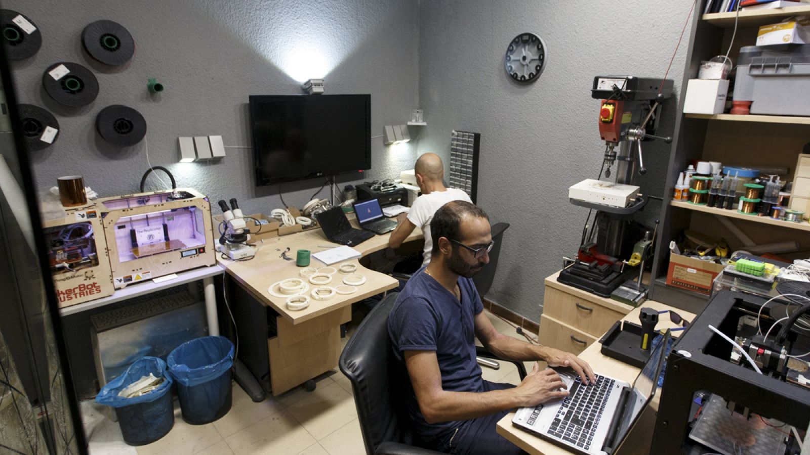 Dos trabajadores en una oficina