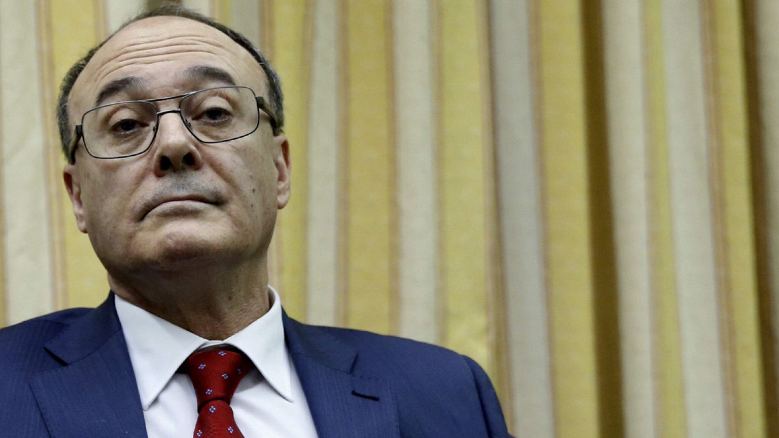 El gobernador del Banco de España, Luis María Linde, durante su comparecencia ante la Comisión de Economía y Compitividad del Congreso