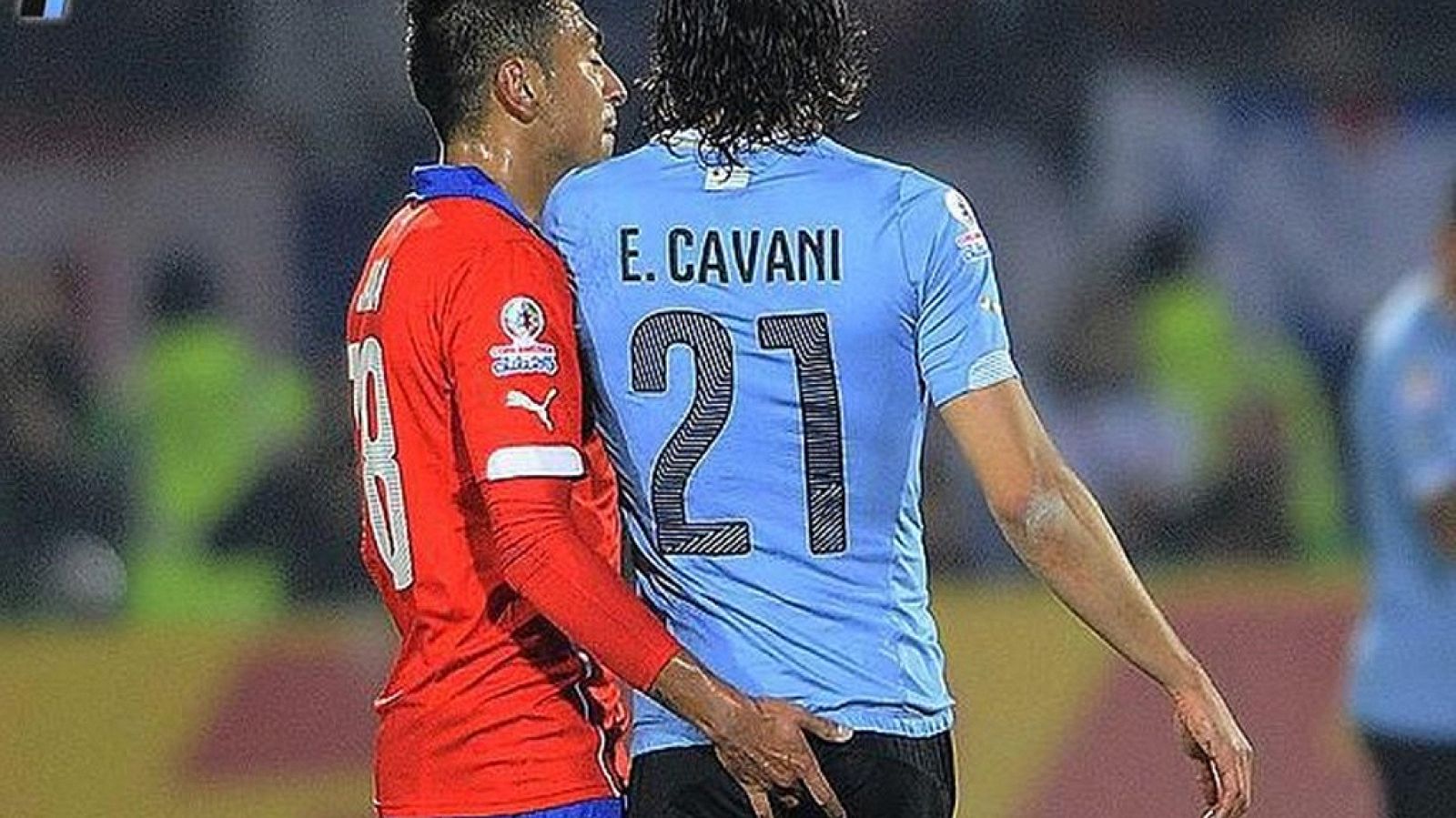 Gonzalo Jara provoca a Cavani en el partido Chile - Uruguay de Copa América.