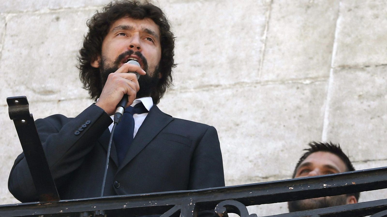 Llull dedica el campeonato ACB a la afición desde la sede del Gobierno de la Comunidad de Madrid