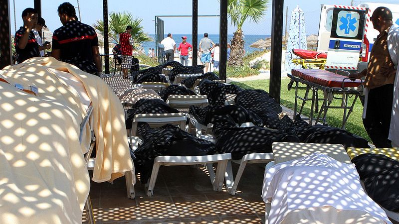 Al menos 37 muertos en un atentado contra un hotel español en una playa de Túnez 