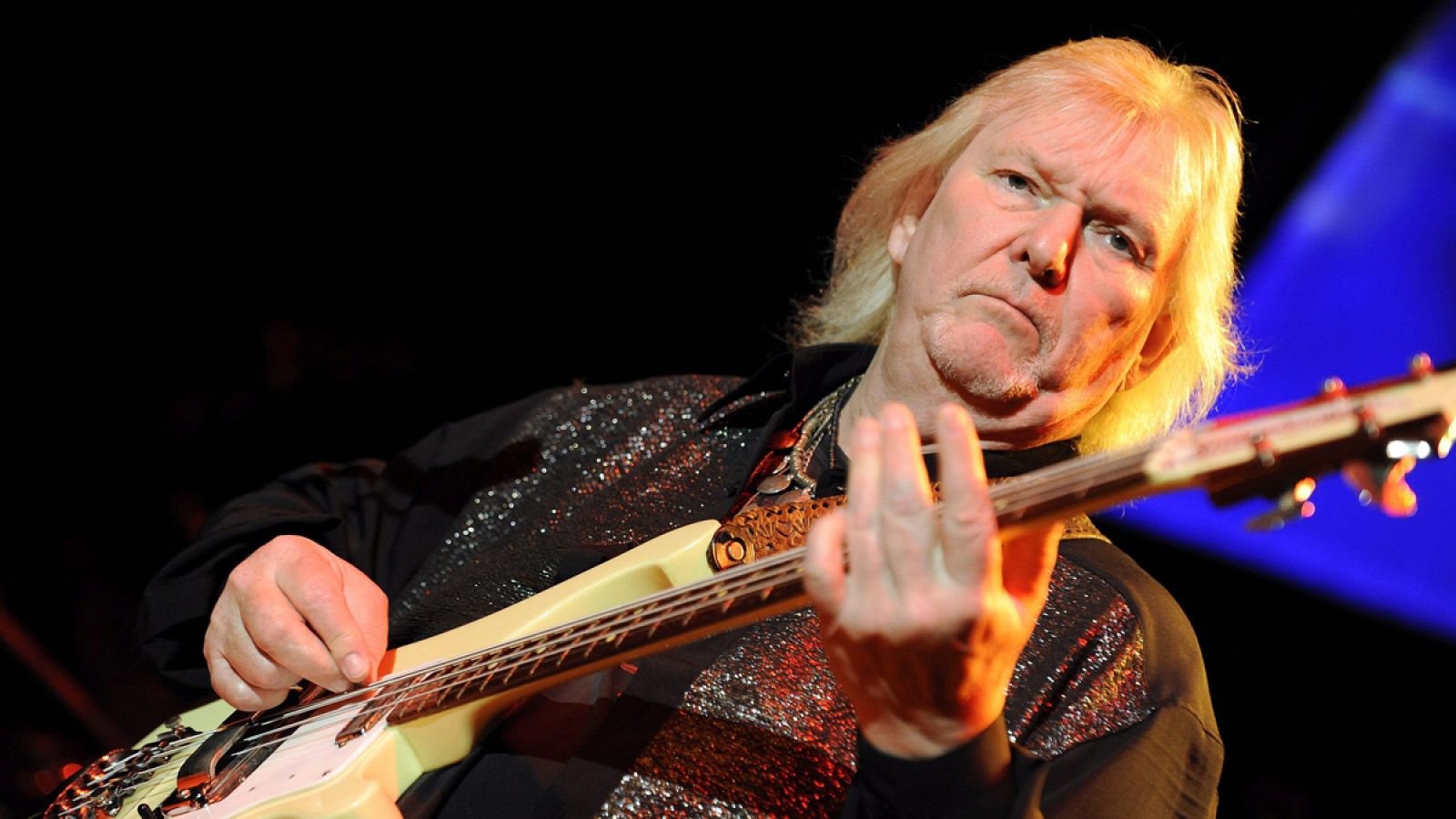 El bajista Chris Squire de la banda británica de rock "Yes" durante un concierto en Konzerthaus en Viena en 2011.