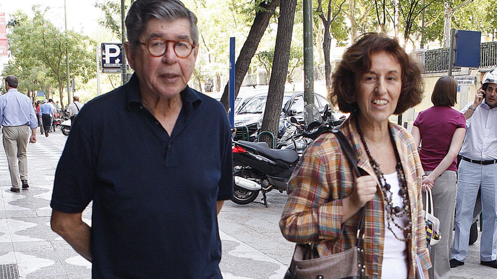 El escritor peruano Alfredo Bryce Echenique, acompañado de la periodista Ana Mendoza, en 2009.