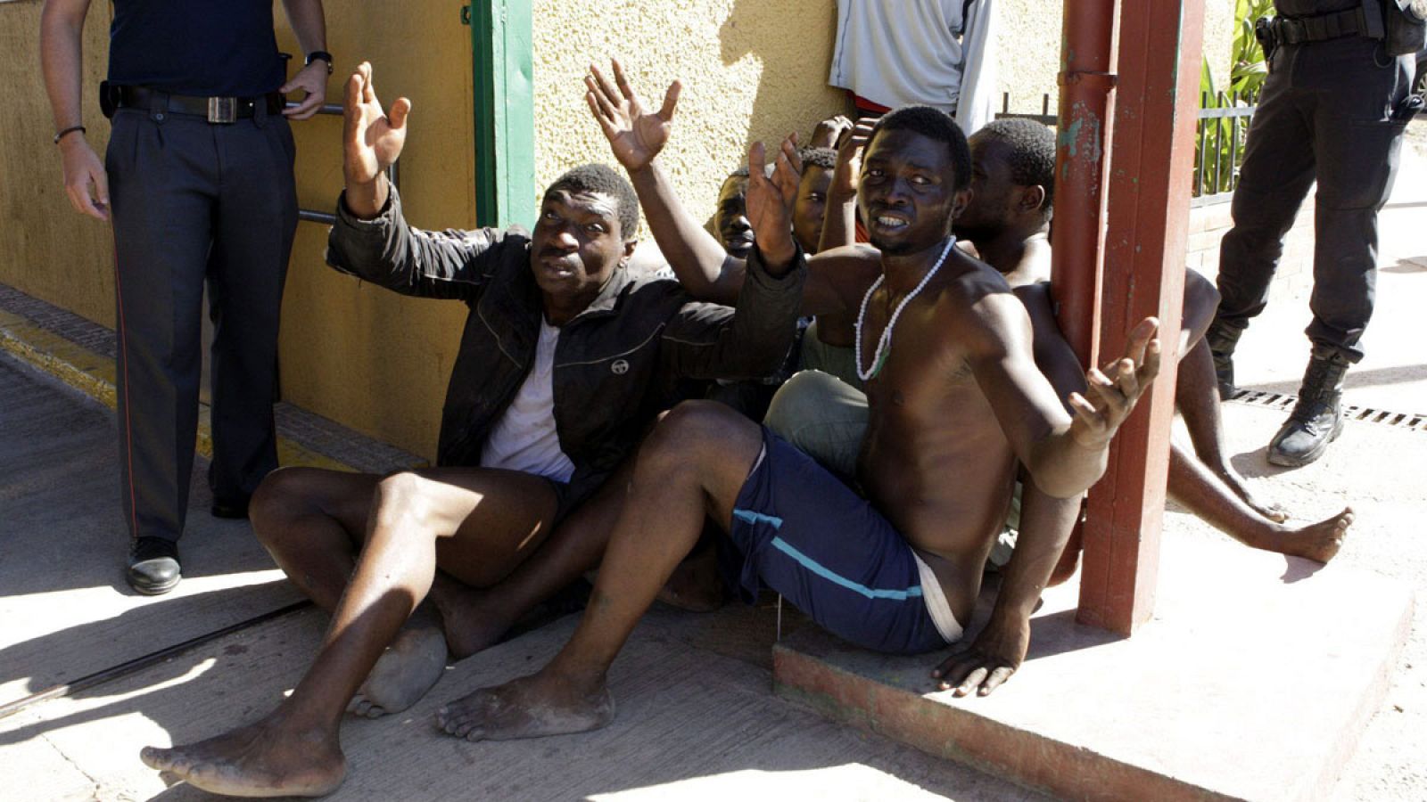 Inmigrantes, a las puertas del Centro de Estancia Temporal de Inmigrantes (CETI) de Melilla