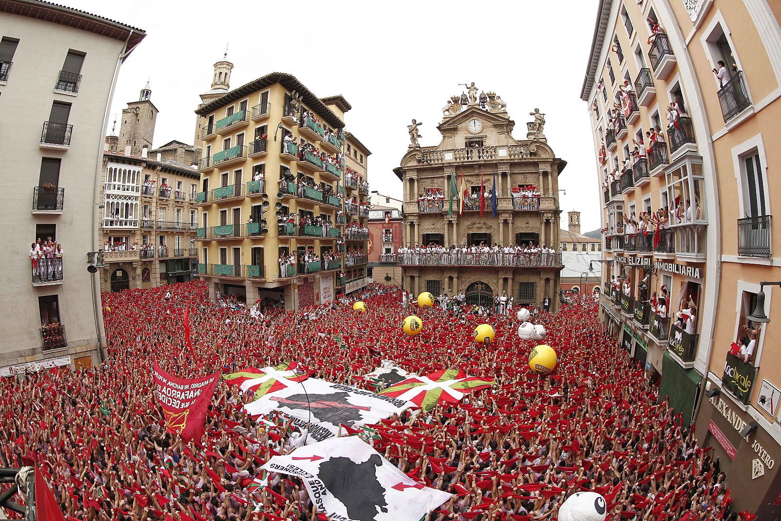 El presidente de la Cruz Roja en Pamplona, Mikel Martínez, lanzó el chupinazo de los sanfermines 2014