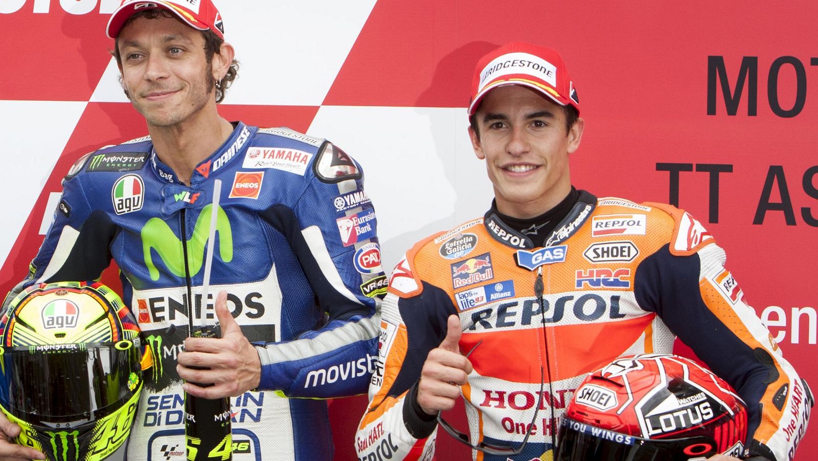 El piloto italiano Valentino Rossi, a la izquierda, junto a Marc Márquez en Assen / REUTERS
