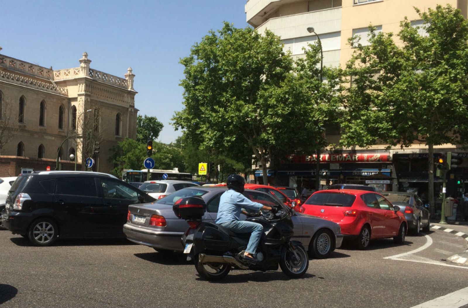 Un motociclista por las calles de Madrid